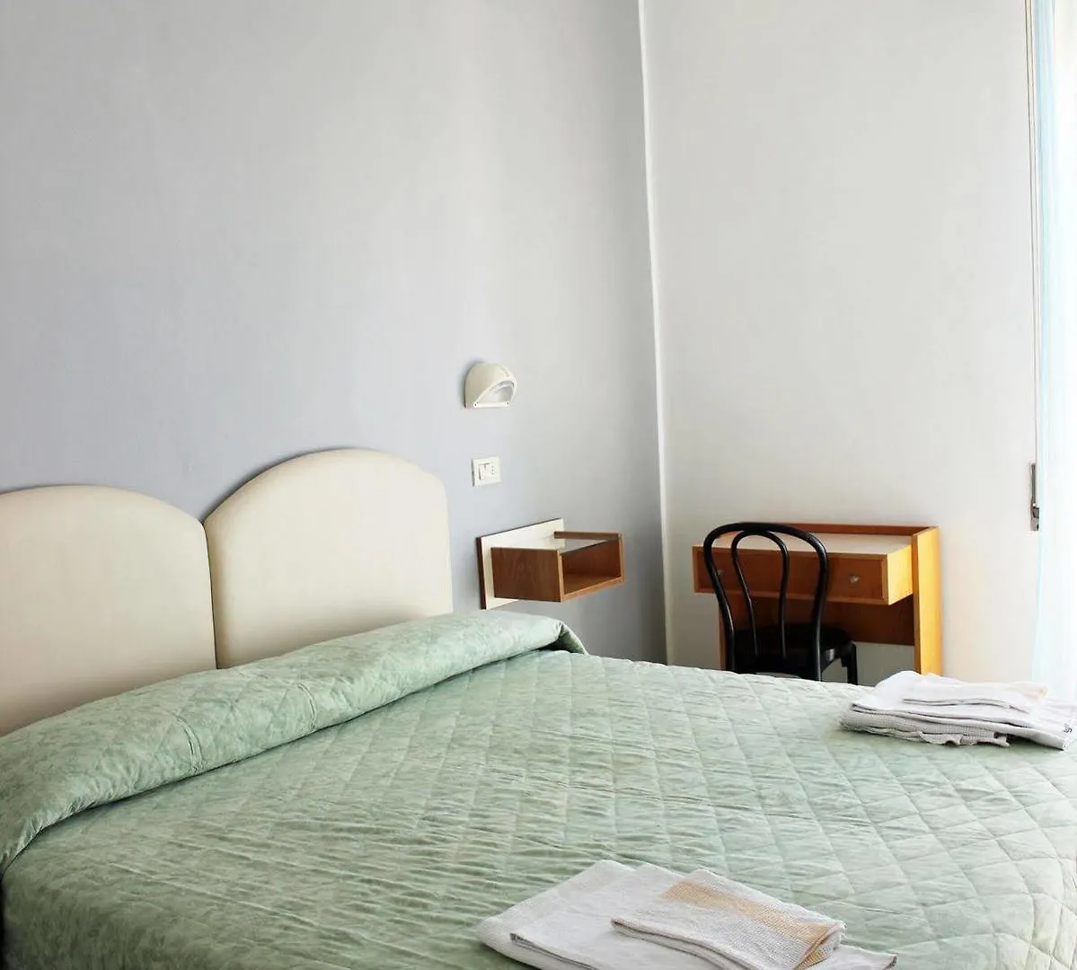 Hotel Amados ريميني 2*,